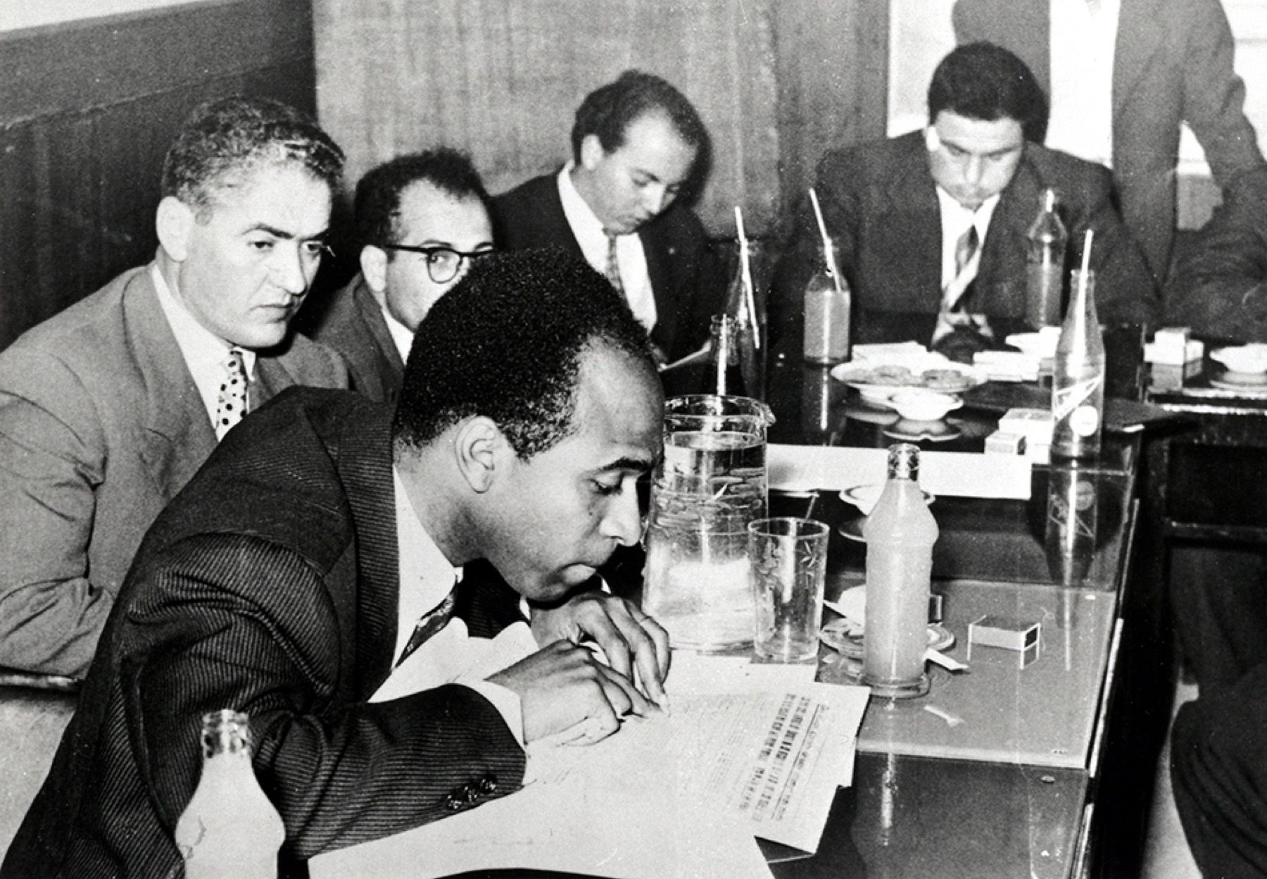 Frantz Fanon auf einer Pressekonferenz 1959